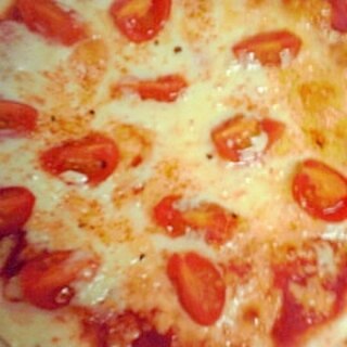 トマトとチーズでボリュームアップのピザ
